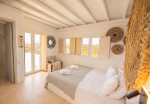 Posteľ alebo postele v izbe v ubytovaní Villa Poppy Mykonos + 37 fotografií