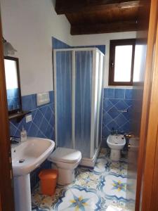un bagno bianco e blu con servizi igienici e lavandino di Sweet Star House a Castellammare del Golfo