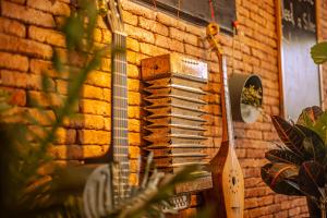 a guitar leaned up against a brick wall at Chemodann Kazbegi in Stepantsminda