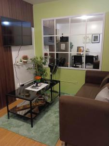 a living room with a couch and a table at Casa Gabriel in Marilao in Marilao