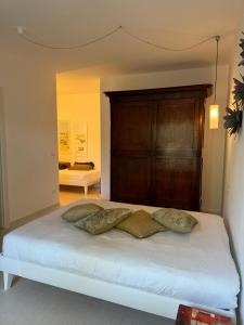 uma cama com duas almofadas num quarto em Casa Pellegrino em Polignano a Mare