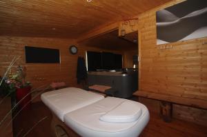 Zimmer mit weißem WC in einem Holzzimmer in der Unterkunft chambre plénitude in Condé-sur-Noireau