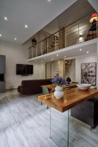 een woonkamer met een tafel en een bank bij Alivi Indipendent Apartment in Brindisi