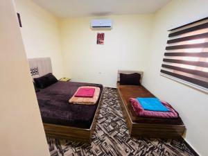 Duas camas individuais num quarto com sidx sidx sidx em Petra Royal Ranch em Wadi Musa