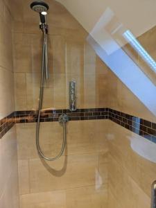 doccia con tubo in bagno di The Barn New Forest Free Paddle boarding & free Zip wire. a Ringwood Altre 29 foto