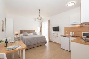 Кухня или мини-кухня в Apartments Lovrić
