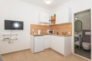 Кухня или мини-кухня в Apartments Lovrić
