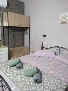 科林比亞的住宿－Stergio's Apartment，一间卧室配有一张床,上面有两条毛巾