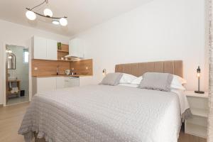 Кровать или кровати в номере Apartments Lovrić