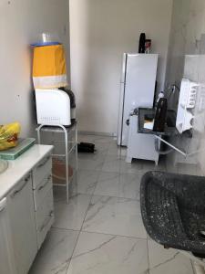 Virtuvė arba virtuvėlė apgyvendinimo įstaigoje Apto 10 min do parque do povo