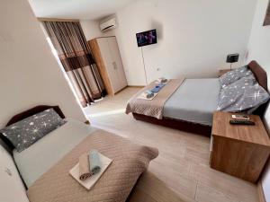 niewielka sypialnia z łóżkiem i kanapą w obiekcie Guesthouse Civovic w Barze