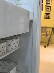 una habitación con un estante con cajas y una silla en Quarto super especial no Rio, en Río de Janeiro