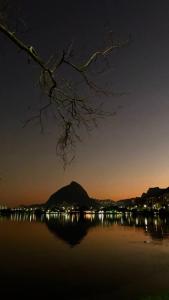 una vista de un cuerpo de agua por la noche en Quarto super especial no Rio, en Río de Janeiro