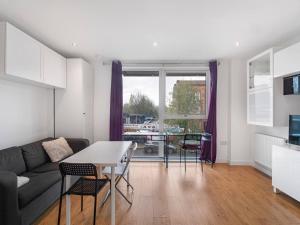 Area tempat duduk di Pass the Keys Spacious Apartment in Camberwell