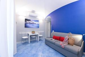 - un salon avec un canapé et une table dans l'établissement La Casa ad Amalfi centro storico, à Amalfi