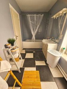 La salle de bains est pourvue d'une baignoire, de toilettes et d'un lavabo. dans l'établissement maison de ville avec jardin privatif, à Nevers