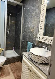 ein Bad mit einem Waschbecken und einer Dusche in der Unterkunft Atla's Ruby in Marrakesch