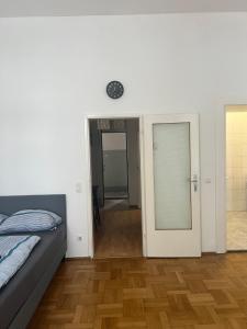 sypialnia z łóżkiem i drzwiami do łazienki w obiekcie 8-9Sam Apartment vienna w Wiedniu