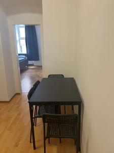 czarny stół i krzesła w pokoju w obiekcie 8-9Sam Apartment vienna w Wiedniu