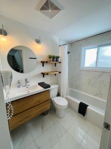 y baño con lavabo, aseo y espejo. en Le Jackrabbit Orford Domaine Cheribourg, en Orford