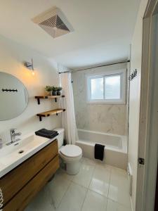 y baño con lavabo, aseo y bañera. en Le Jackrabbit Orford Domaine Cheribourg, en Orford
