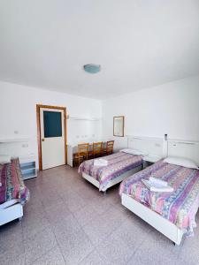 una habitación con 3 camas y una puerta. en Garden View Apartment No 40 en Tal-Franċiż