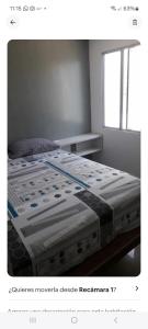 Bett mit Daunendecke in einem Schlafzimmer in der Unterkunft Moderno departamento vacacional. in Tonsupa
