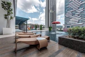 un patio all'ultimo piano con piscina in un edificio di Reizz Residence Jalan Ampang - Two-Bedroom Apartment a Kuala Lumpur