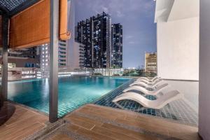 una piscina sul tetto di un edificio con città di Reizz Residence Jalan Ampang - Two-Bedroom Apartment a Kuala Lumpur