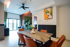 una sala da pranzo con tavolo, sedie e ventilatore a soffitto di Reizz Residence Jalan Ampang - Two-Bedroom Apartment a Kuala Lumpur