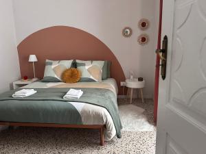 a bedroom with a bed with a large headboard at Casa Mafalda trilocale in centro in Biella
