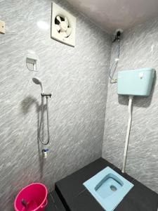uma pequena casa de banho com WC e chuveiro em Baiduri Homestay em Kota Tinggi