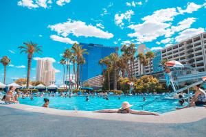 ラスベガスにあるPerfect Spot Unit by Horseshoe Casino Strip Las Vegasのリゾートのスイミングプールを利用するグループの宿泊