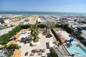 z góry widok na ośrodek z basenem i plażą w obiekcie Hotel Fedora Riccione w mieście Riccione