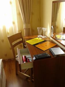 escritorio con silla y escritorio con ordenador en Stephanovy Guest House, en Sozopol