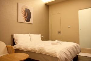 台南市にある聖水洞民宿성수동のベッドルーム1室(タオル付)