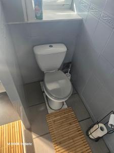 La petite salle de bains est pourvue de toilettes et d'un lavabo. dans l'établissement maison de ville avec jardin privatif, à Nevers