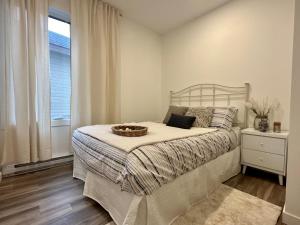 a bedroom with a bed with a basket on it at Coin paisible au large de Québec in Quebec City