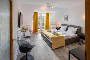 een slaapkamer met een bed en gele gordijnen bij MINT Design-Studio mit Balkon in Dortmund