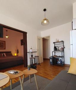salon z kanapą i stołem w obiekcie Appartement double avec chambre séparée - Village naturiste Héliopolis Cap d'Agde w Cap d'Agde