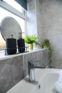 baño con lavabo y espejo en un estante en Delightful 2 bed town centre house, sleeps 4, en Barnsley