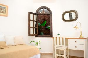 een slaapkamer met een bed en een spiegel bij Departamento centrico, amplio, acogedor in Santiago del Estero