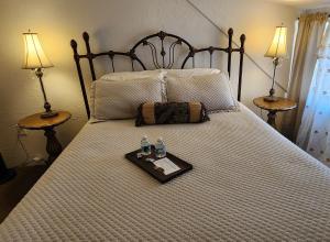 Кровать или кровати в номере Lily Creek Lodge