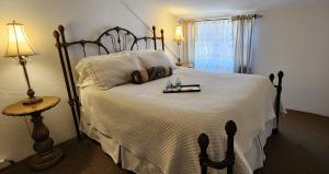 1 dormitorio con 1 cama grande y edredón blanco en Lily Creek Lodge en Dahlonega
