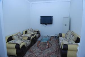 Uma área de estar em Mir hostel