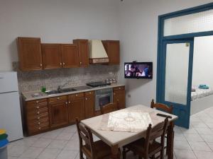a kitchen with a table and a kitchen with a television at Affitti brevi Donna Rosa in Racalmuto
