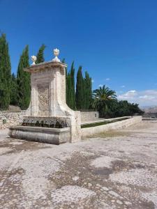 una fontana di pietra con due statue sopra di Affitti brevi Donna Rosa a Racalmuto