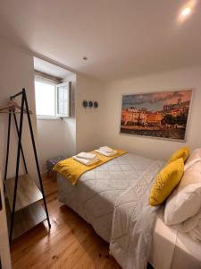 - une chambre avec un lit et une peinture murale dans l'établissement Allfado Apartments, à Lisbonne