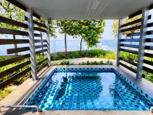 - une piscine avec vue sur l'océan dans l'établissement Eko Cheras Mall Duplex 双阳台 Kuala Lumpur MRT & 精品Loft, à Kuala Lumpur