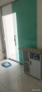 une chambre avec une porte et un comptoir dans une pièce dans l'établissement Apartamento 2 Privado Central, à Boa Vista